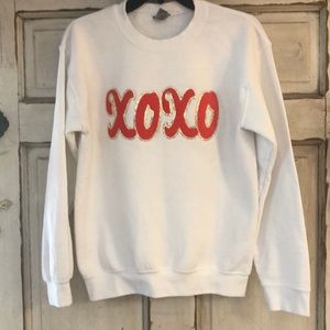 White oversized sweat shirt XOXO Gildan Heavy Blend Size Small red, white